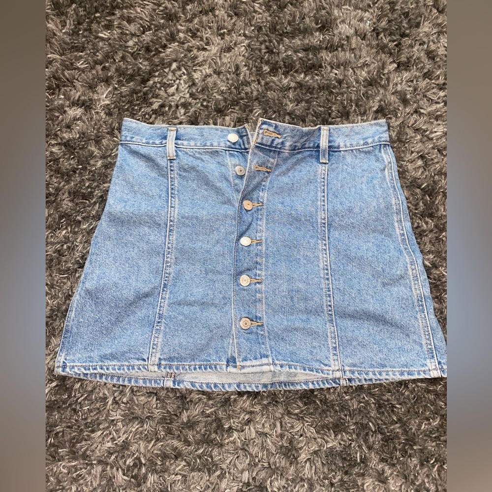 Cute short jean skirt only wore a couple of times. Size 31